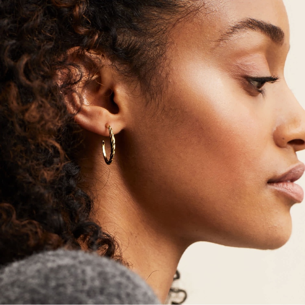 Mejuri - Thin Croissant Dôme Hoops